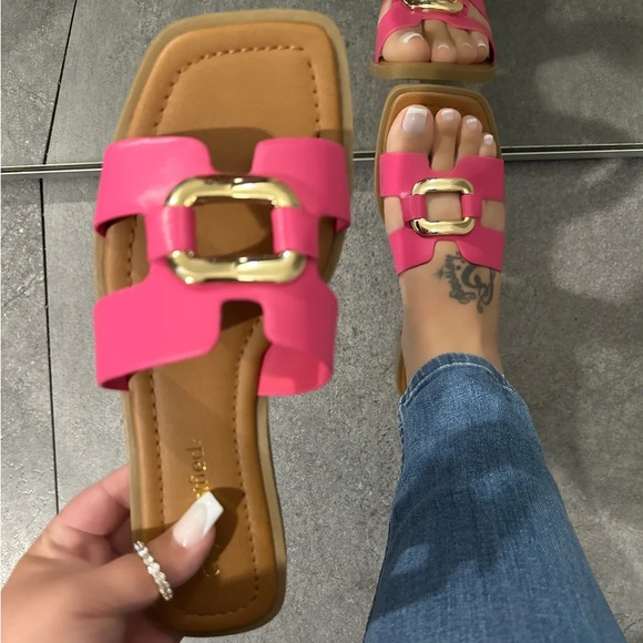 NEW! PINK SOFT PU H DESIGN WITH GOLD BUCKLE DETAIL SLID ON SANDAL *last pair* - Picture 3 of 3